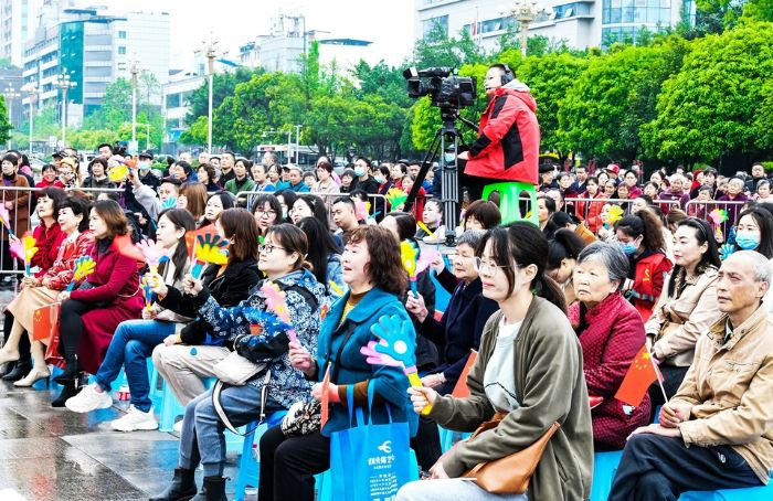 ②现场群众欢呼声此起彼伏。
