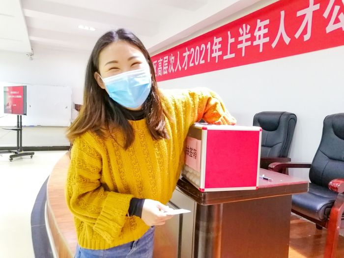 研究生开开心心的抽签。
