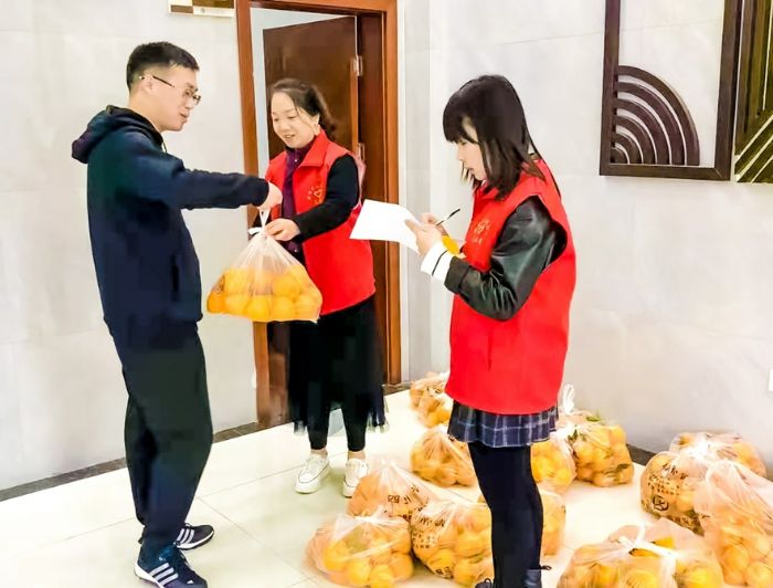 青年志愿者帮助销售农产品。

