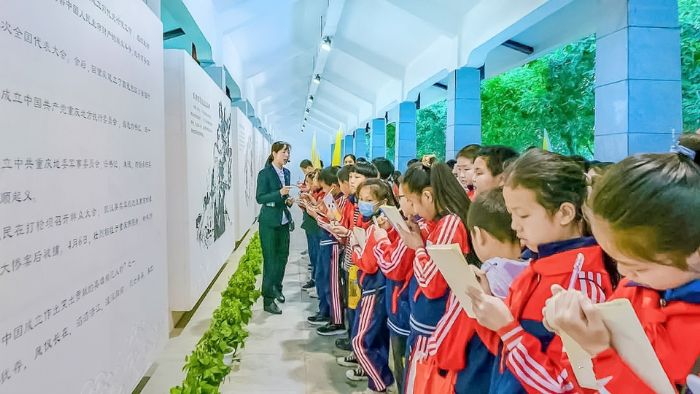 学生们随身携带笔记本记录红色故事。
