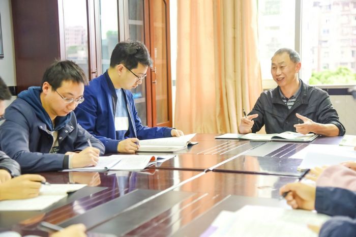 名师工作室开展教研活动。
