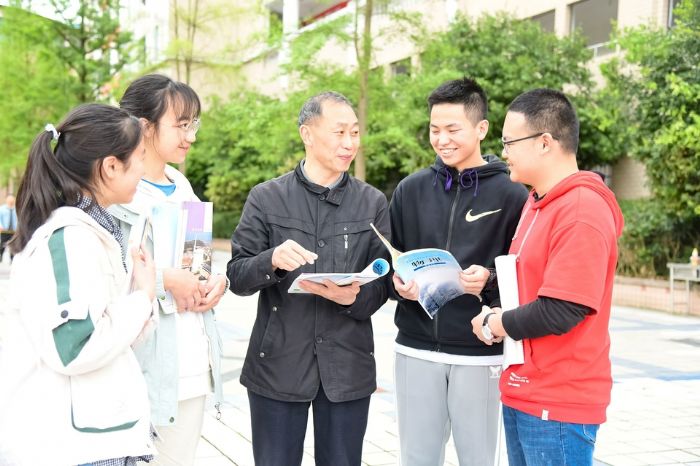 学生向徐老师请教问题。

