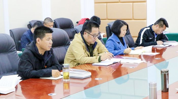 党员在学习会上交流发言。
