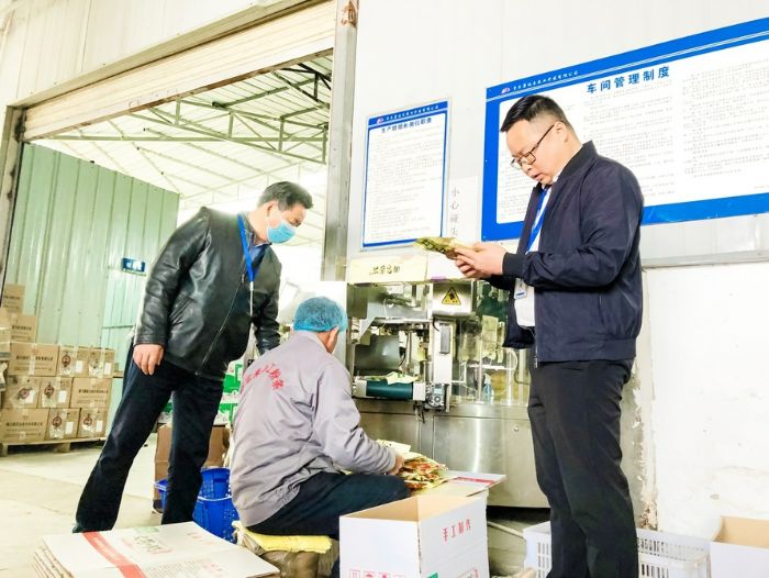 检查企业生产流程。
