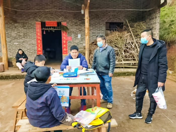 谢建洪和同事到困难家庭宣传社保政策。
