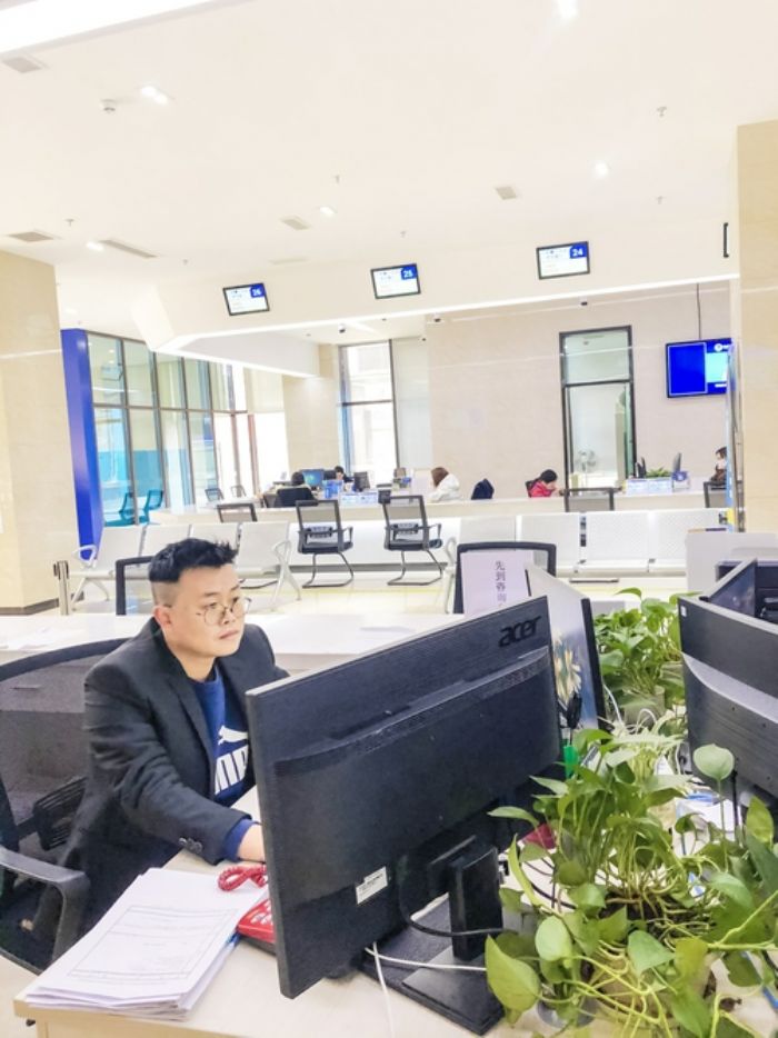 谢建洪整理社保资料。
