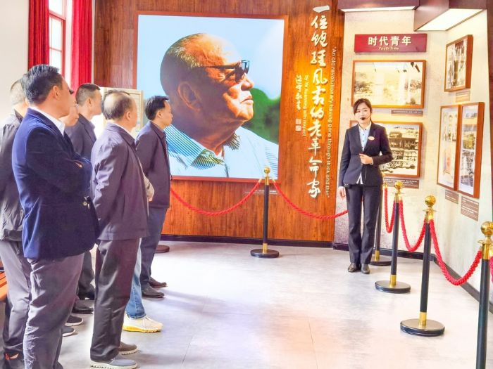 聆听革命故事。

