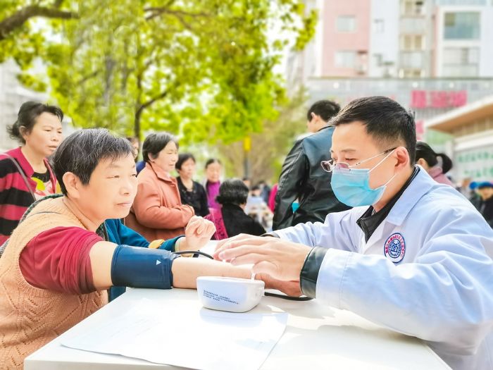 医务人员为居民免费测量血压。
