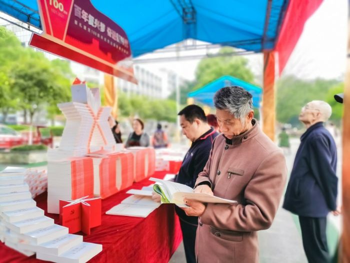 市民购买图书。
