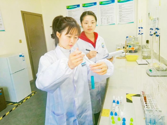 科研人员对测土配方肥质量进行检测。
