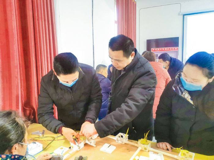 学员在老师指导下学习。
