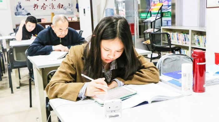 市民通过电子书阅读。
