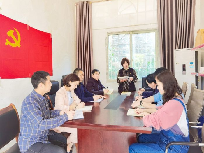村党支部组织学习党史。

