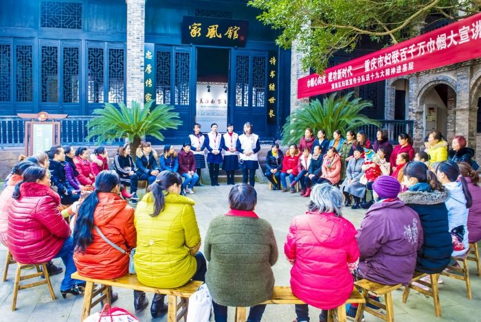 潼南区妇联宣传队送十九大精神进基层。
