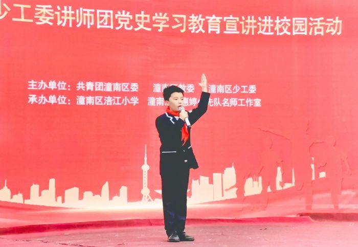 少先队员讲党史。
