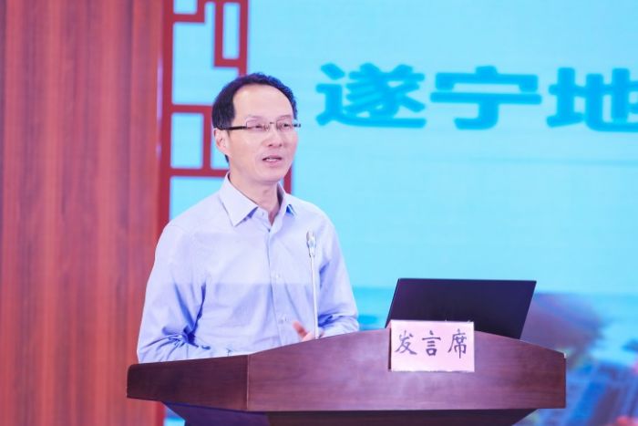 　　遂宁市中心医院党委书记陈拥军
　　围绕健康医疗大数据研究案例发言

