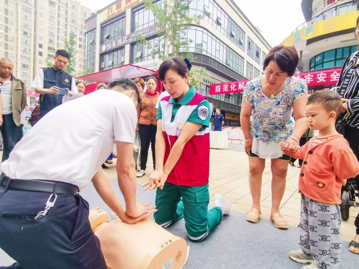 指导市民进行心肺复苏救治。
