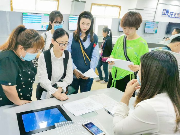 求职者了解招聘信息、寻找适合就业岗位。
