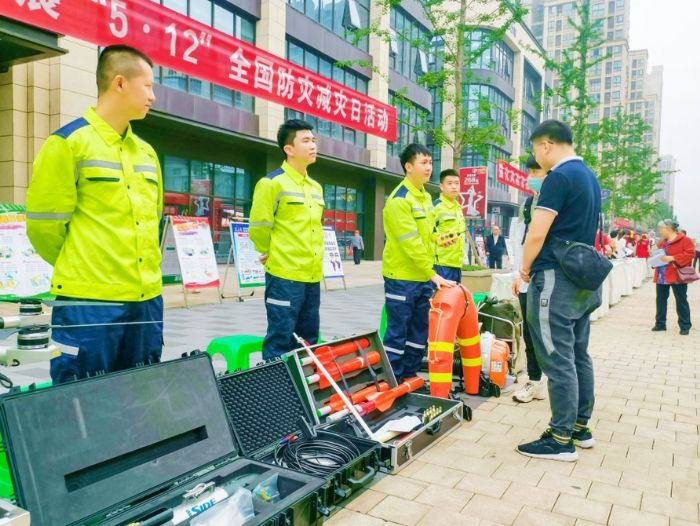 展示应急救援器材。
