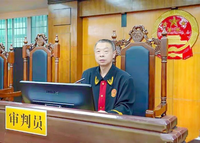 罗代强在法庭上审理案件。
