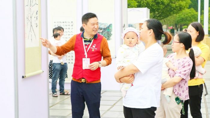 工作人员为市民讲解书法作品。
