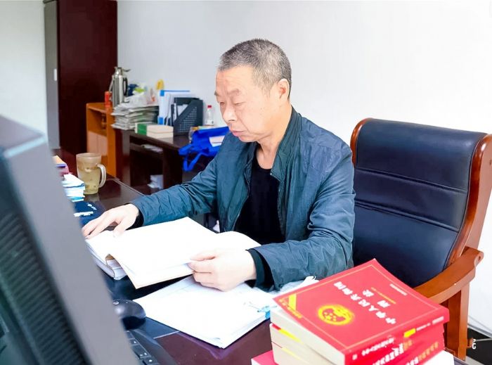 罗代强在办理相关案件，整理相关材料。
