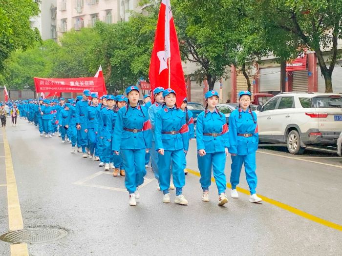 体验重走长征路。
