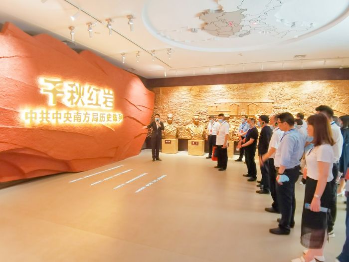 区人大机关走进红岩联线开展党性教育培训。
