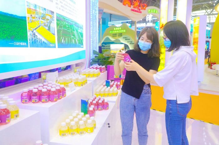 向顾客推荐酵素饮料。
