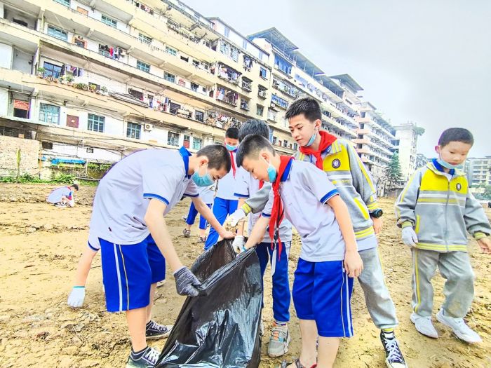 小学生参与捡拾垃圾活动。
