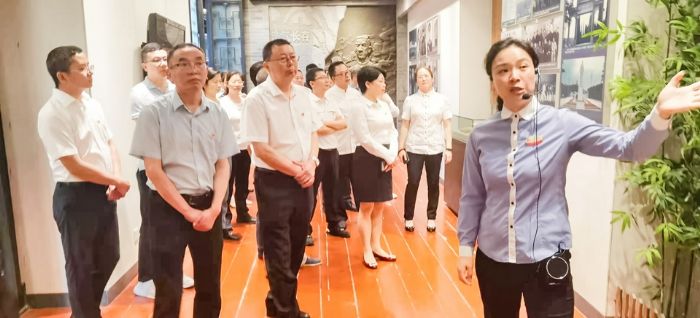 区政协机关干部参观杨闇公旧居。
