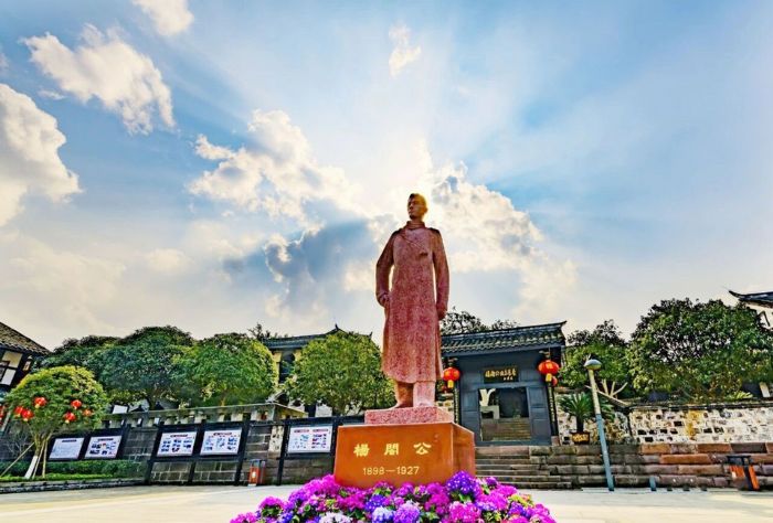 杨闇公烈士塑像。
