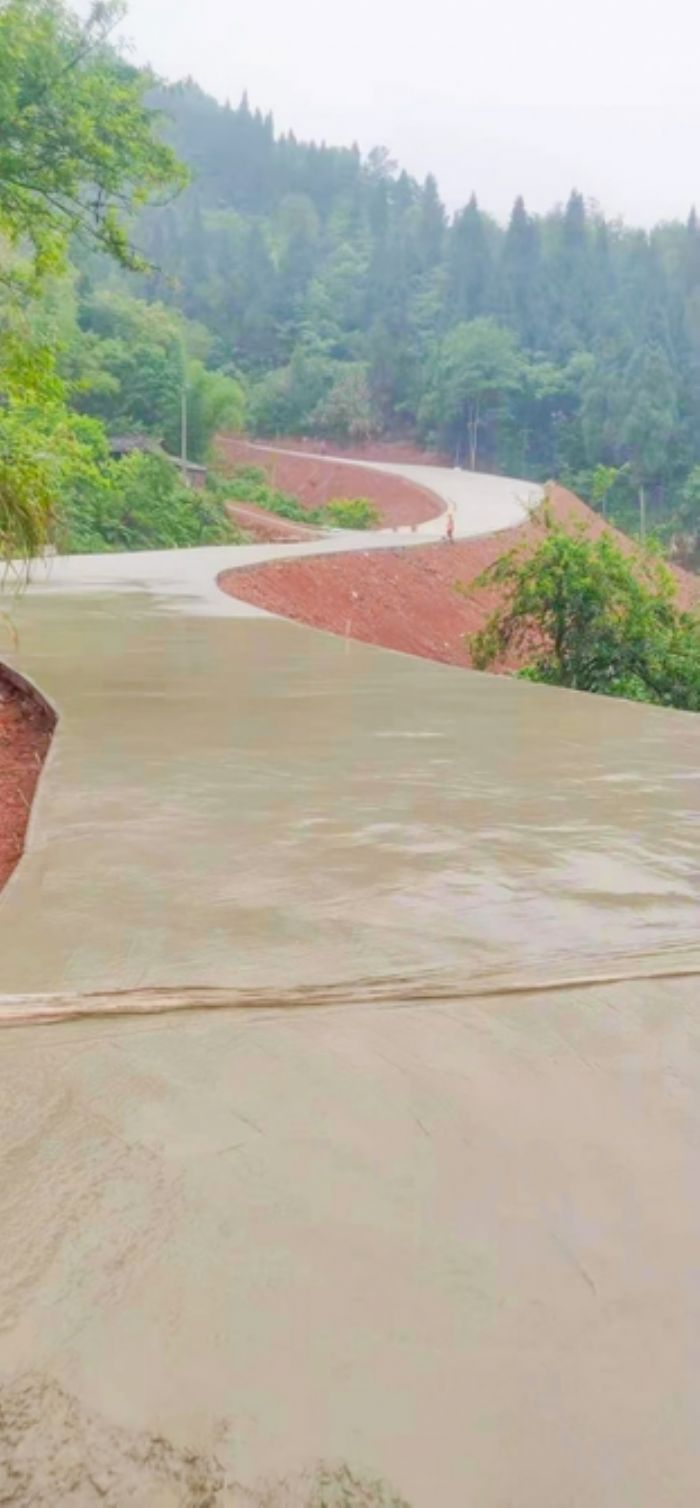 硬化后的乡村公路。
