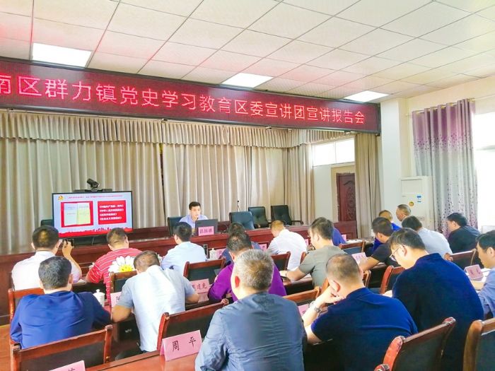 区委宣讲团成员、区文明实践指导中心主任张拯旗在群力镇宣讲。
