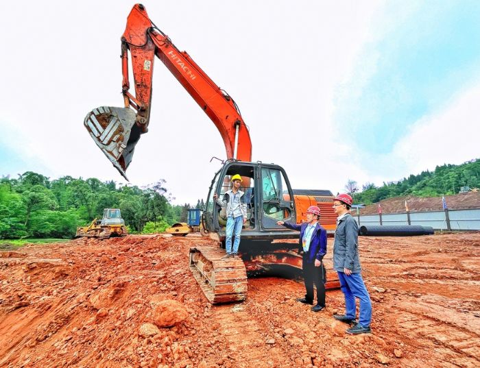 　　区纪委监委深入双江航电枢纽工程项目施工现场，对项目推进过程中的细节进行现场询问。
