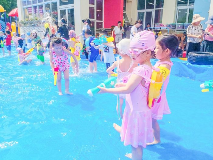朝阳幼儿园孩子们打水仗。
