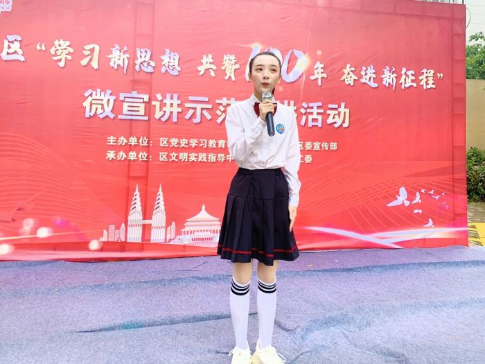 彭佳佳向群众讲述西柏坡的故事。
