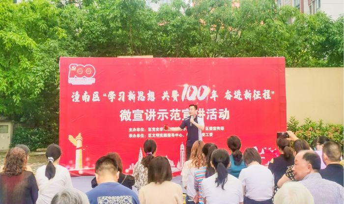 贾涛向群众宣讲党的百年光辉历程。
