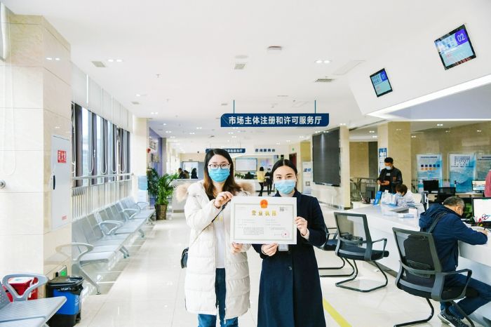 市民领取营业执照。

