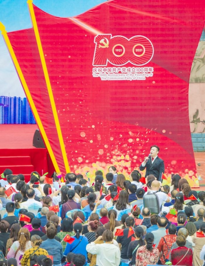 青年歌唱家张原铭倾情演唱。杨毅摄
