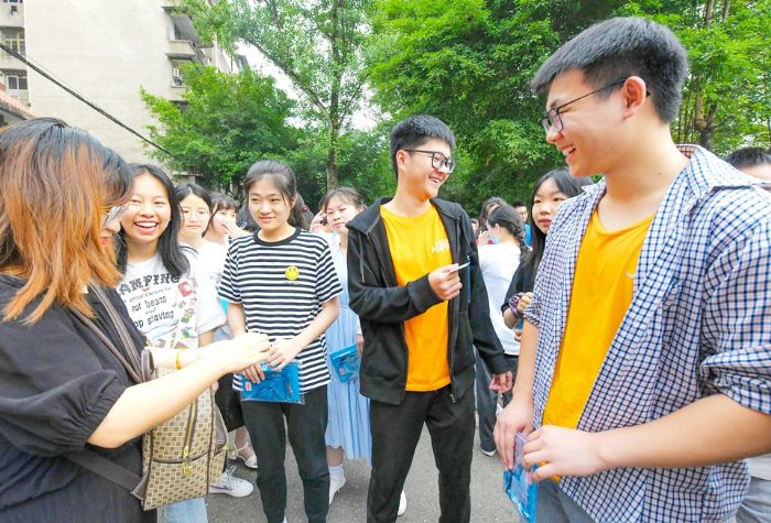 考生们露出自信的笑容。
