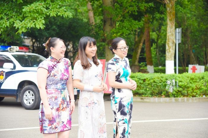老师们身着旗袍，预祝考生旗开得胜。
