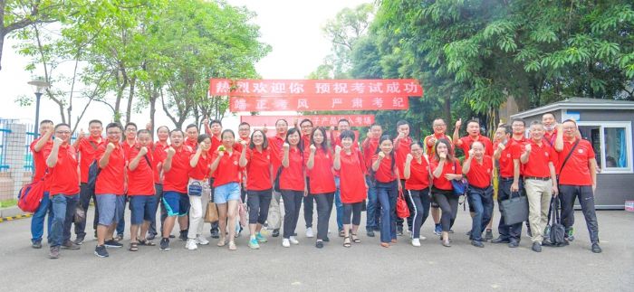 老师们统一着装，组成加油团。
