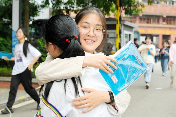 同学相互拥抱，加油鼓劲。
