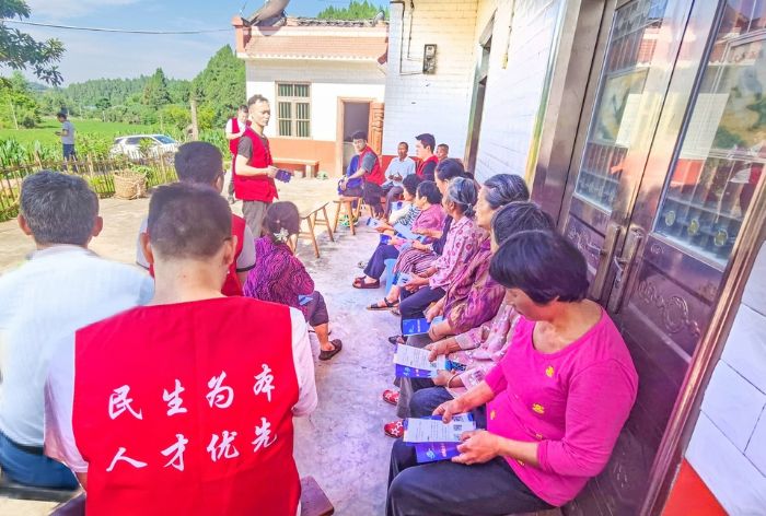 人社志愿者为群众宣讲社保政策。
