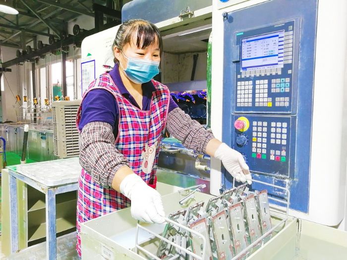 景裕电子工人正在认真查看产品情况。 全媒体记者刘莉摄
