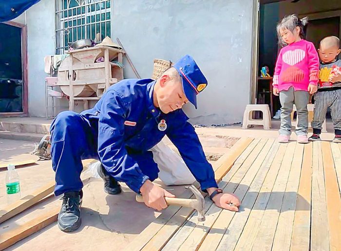 爱心帮扶小队利用木条制作“无障碍通道”。
