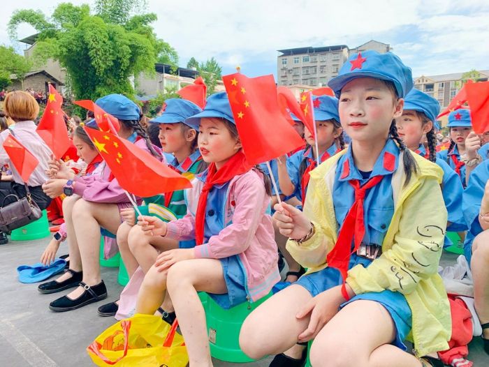 小小少年心向党，红色基因代代传。
