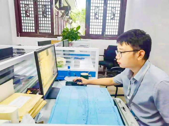 杨邛整理工作资料。
