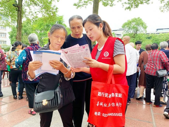工作人员向市民讲解婚姻档案知识。

